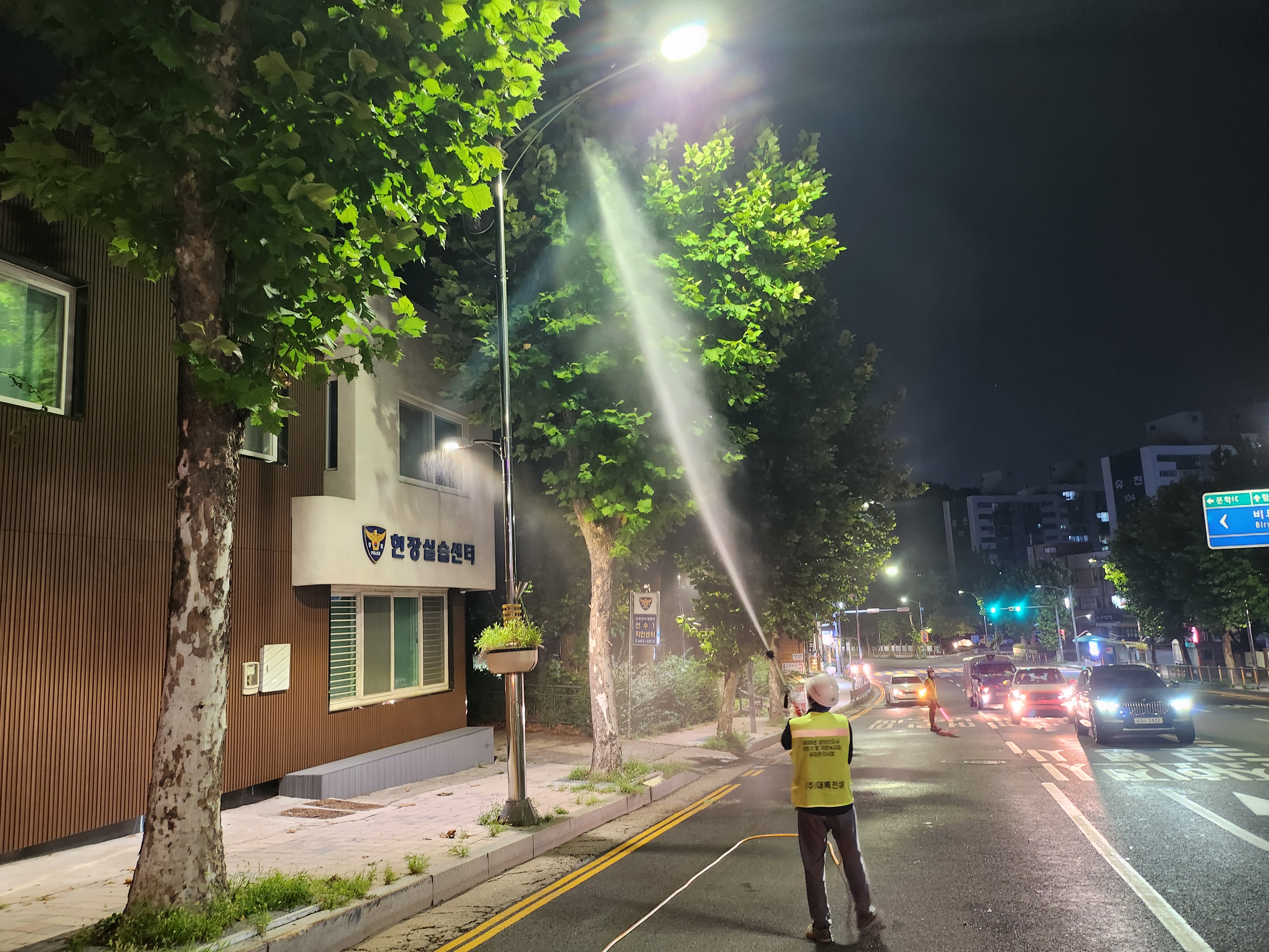 연수구는 전국적으로 미국흰불나방 2화기 유충 피해가 확산함에 따라 지난 5일 송도도시관리과와 공원녹지과 연수구시설안전관리공단은 관내 공원과 녹지 일대에서 합동 방제 작업을 진행했다